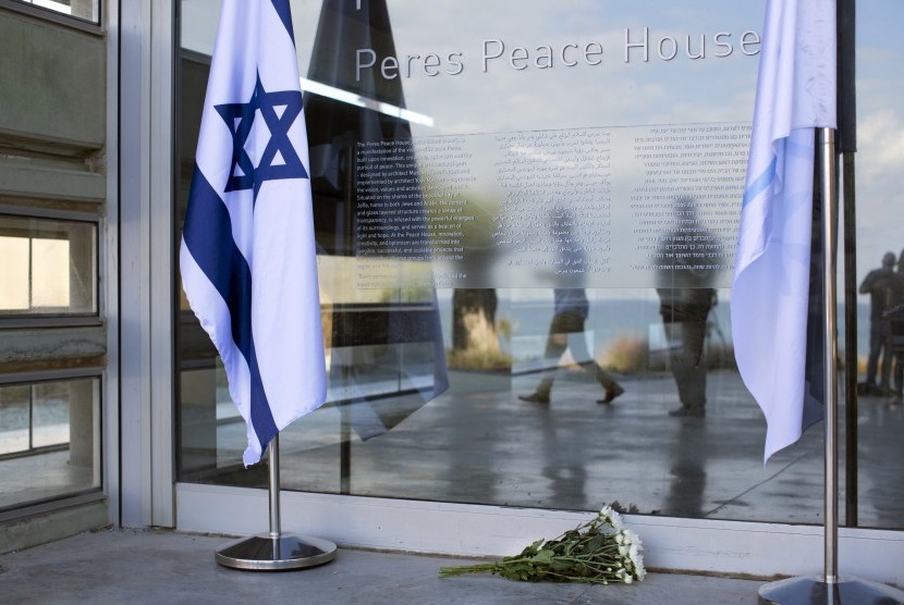Bunga diletakkan di luar Pusat Peres untuk Perdamaian di Jaffam dekat Tel Aviv, Israel, Rabu (28/9). Mantan Presiden Israel Shimon Peres meninggal di usia 93 tahun.