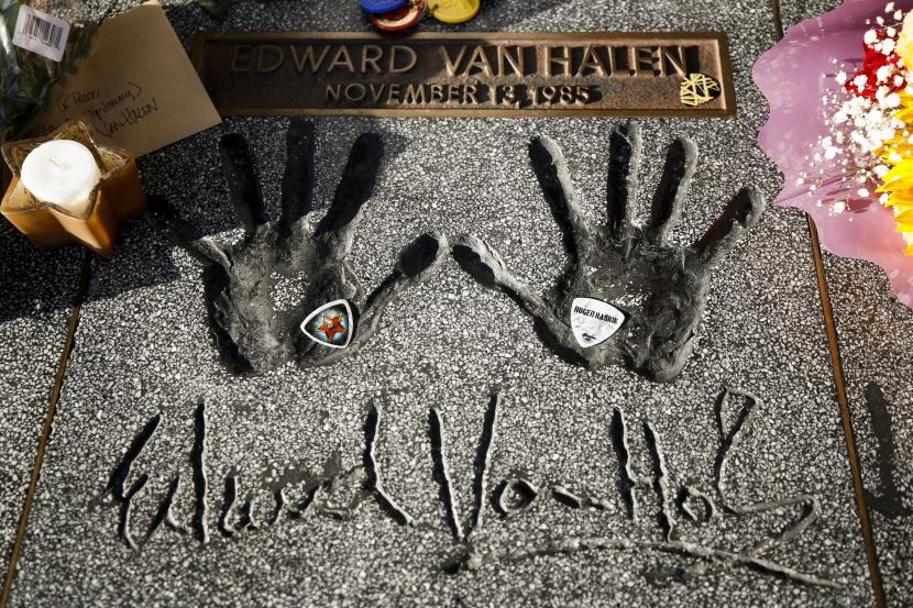  Bunga, lilin, dan petik gitar duduk di sebelah cetakan tangan Eddie Van Halen di Hollywood