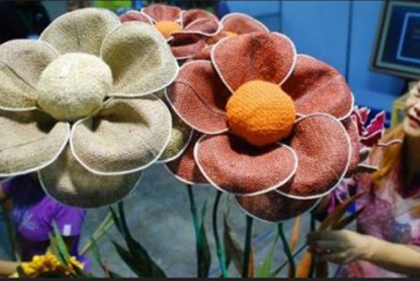 Bunga terbuat dari bahan karung goni.