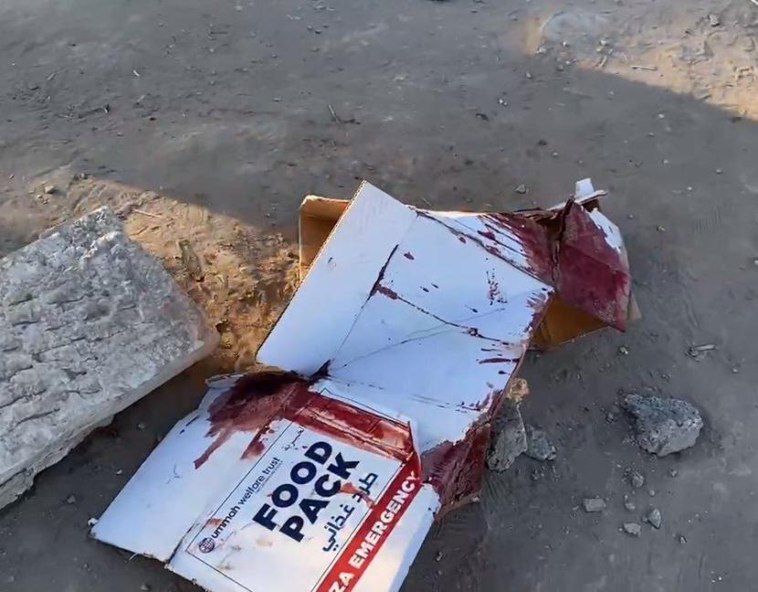 Bungkus bantuan makanan yang terkena darah warga Gaza yang ditembaki Israel saat mengantre makanan, Kamis (29/2/2024).