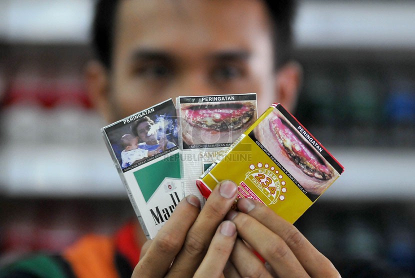   Bungkus rokok yang dijual kini sudah dilengkapi peringatan bergambar akan bahaya merokok di Jakarta, Senin (23/6).  (Republika/Prayogi)