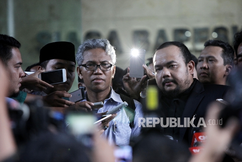   Buni Yani didampingi kuasa hukumnya Aldwian Rahadian usai menjalani pemeriksaan sebagai saksi atas laporan terhadap Basuki Tjahaja Purnama (Ahok) yang diduga menodai agama di Kantor Badan Reserde Kriminal Polri (Bareskrim), Jakarta, Kamis (10/11).
