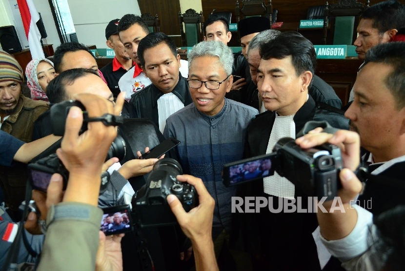 Buni Yani diwawancara wartawan usai sidang eksepsi dirinya di Gedung Perpustakaan dan Arsip Daerah, Kota Bandung, Selasa (11/7). 