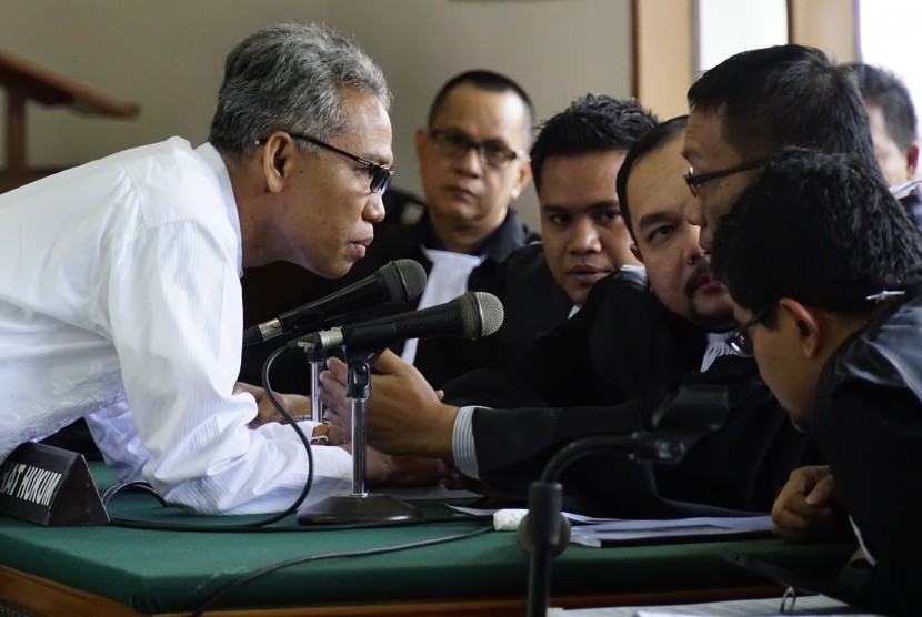 Buni Yani (kiri) berbincang dengan tim kuasa hukum pada sidang perdana kasus dugaan penyebaran ujaran kebencian di Pengadilan Negeri Bandung, Jawa Barat (Ilustrasi)