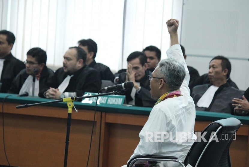 Terdakwa kasus pelanggaran Undang-Undang Informasi Transaksi Elektronik (ITE) Buni Yani meneriakan Takbir pada sidang putusan dirinya, di Dinas Perpustakaan dan Kearsipan Kota Bandung, Selasa (14/11).