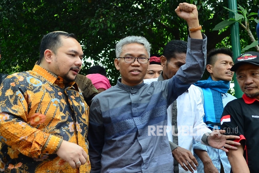 Buni Yani (right) lifted his fist into the air in front of Arsip Building, Bandung city, on Tuesday (July 11).