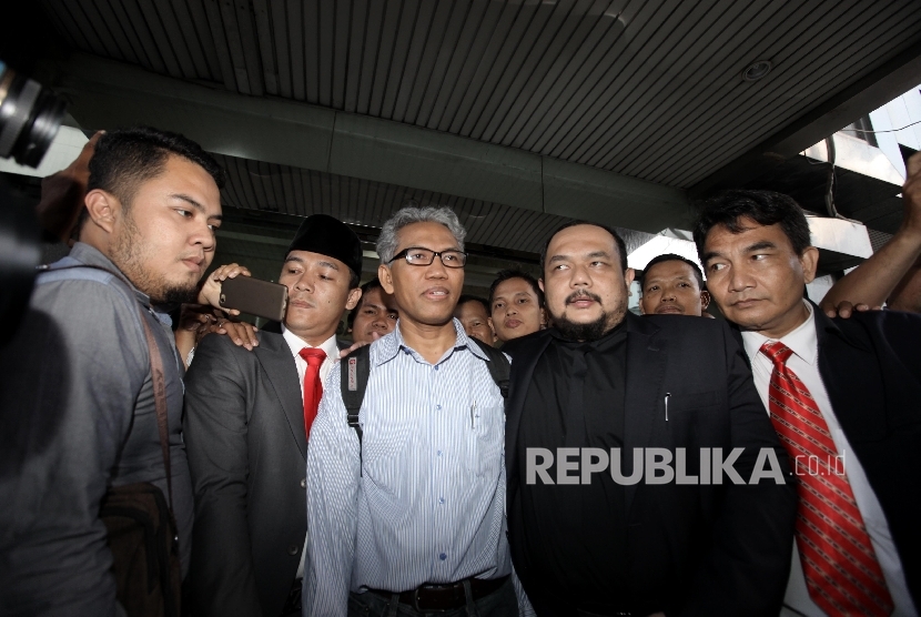   Buni Yani (tengah) didampingi kuasa hukumnya Aldwian Rahadian (kedua kanan) usai menjalani pemeriksaan sebagai saksi atas laporan terhadap Basuki Tjahaja Purnama (Ahok) yang diduga menodai agama di Kantor Badan Reserde Kriminal Polri (Bareskrim), Jakarta