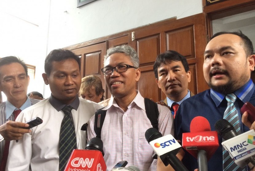 Buni Yani usai menjalani sidang putusan Praperadilan di Pengadilan Negeri Jakarta Selatan, Rabu (21/12).