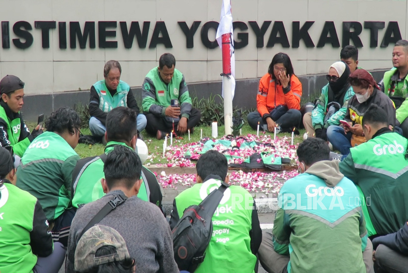 Buntut meninggalnya Affan Kurniawan pasca dilindas Brimob, ratusan pengemudi ojek online (ojol) sampaikan tuntutan ke Mapolda DIY, Jumat (29/8/2025). 