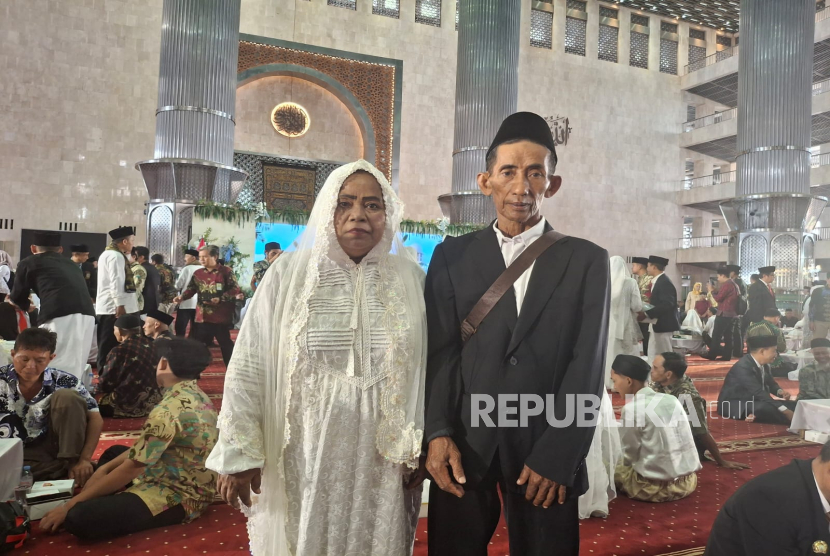 Bunyamin (63 tahun) dan Trihayati (58), peserta nikah massal di Masjid Istiqlal, Kamis (4/9/2025)