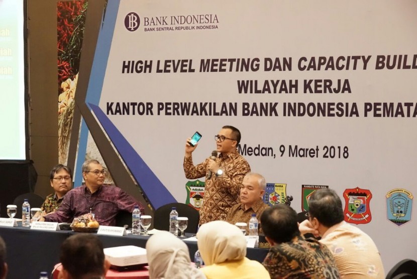 Bupati Abdullah Azwar Anas berbagi pengalaman mengenai inovasi yang dilakukan Pemkab Banyuwangi dalam pertemuan yang difasilitasi Bank Indonesia di Kota Medan, Sumatera Utara, Jumat (9/3). 