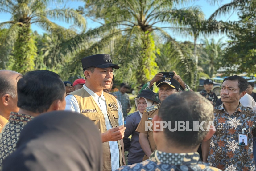 Bupati Aceh Selatan Mirwan MS menyalurkan bantuan kepada korban banjir. Mirwan menjadi sorotan setelah berangkat umrah saat wilayah yang dipimpinnya diterjang banjir bandang.
