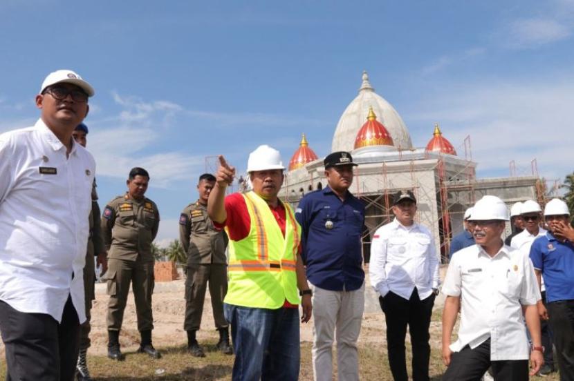 Bupati Agam Andri Warman (rompi) meninjau pembangunan Masjid Sirah di Muaro Mati.