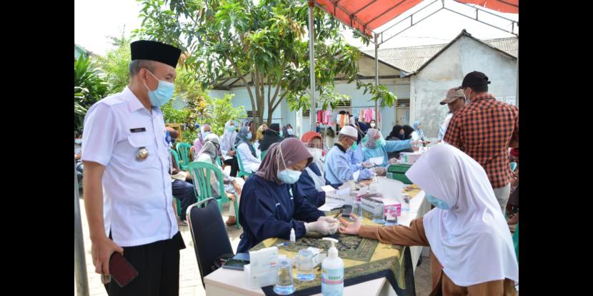 Bupati Ahmed Zaki memantau langsung pelaksanaan rapor rest massal di Pasar Kemis Tangerang, Rabu (2/12).