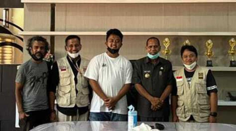 Bupati Alor Amon Djobo (kedua kanan) saat menerima kunjungan tim INH di kantornya di Jalan Soekarno-Hatta, Batu Nirwala, Kalabahi, Kabupaten AlorAlor,  Selasa (9/11).