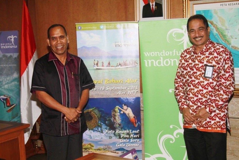 Bupati Alor Amon Djobo (kiri) dan Menteri Pariwisata Arief Yahya (kanan) saat peluncuran Festival Adventure Indonesia dan Festival Bahari Alor 2015