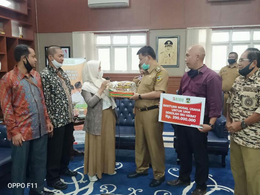  Bupati Bandung Barat Aa Umbara menyerahkan bantuan modal usaha untuk para Ibu Hebat binaan BMH.