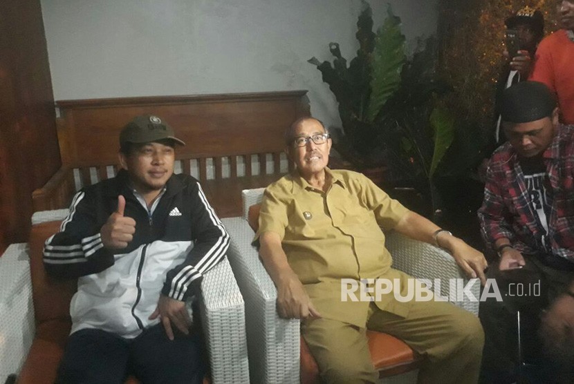 Bupati Bandung Barat, Abubakar membantah pemberitaan yang beredar dan menyatakan dirinya ditangkap oleh KPK, Selasa (10/4) di kediaman pribadinya di Jalan Mutiara, Lembang, Bandung Barat.