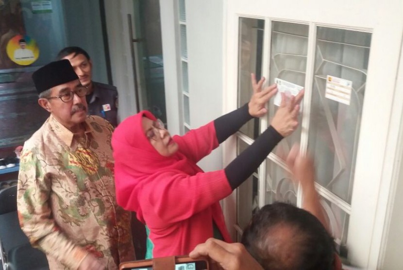Bupati Bandung Barat H Abubakar (berpeci) menyaksikan petugas KPU Kabupaten Bandung Barat yang tengah menempelkan stiker dalam proses pencocokan dan penelitian (coklit) data pemilih di rumah tinggalnya, akhir pekan lalu.
