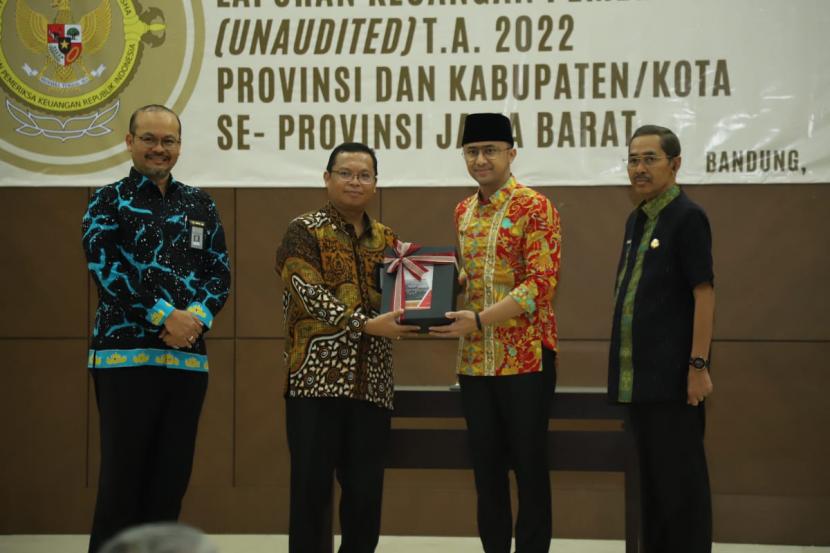 Bupati Bandung Barat Hengky Kurniawan (kedua kanan) menyerahkan LKPD Kabupaten Bandung Barat tahun anggaran 2022 di Kantor Perwakilan BPK RI Jawa Barat, Kota Bandung, belum lama ini.