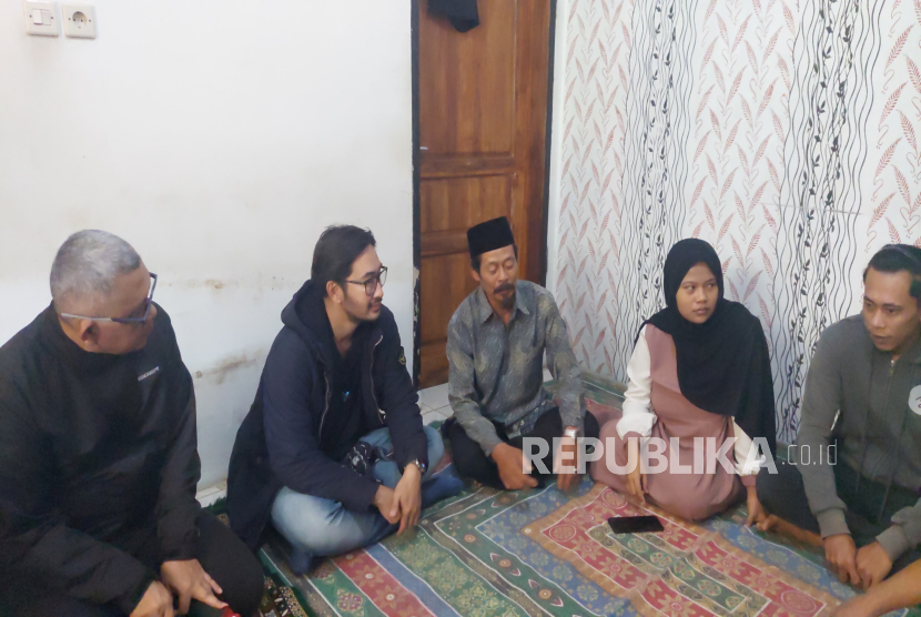 Bupati Bandung Barat, Jeje Ritchie Ismail Berkunjung ke Rumah Bobotoh di Kampung Cipari, RT 03/RW 06, Desa Mukapayung, Kecamatan Cililin, Kabupaten Bandung Barat (KBB)
