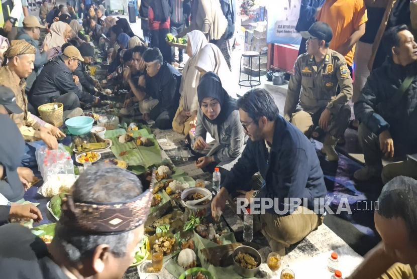 Bersyukur Jalan Rusak di Bandung Barat Akhirnya Mulus lagi, Warga Gelar Botram