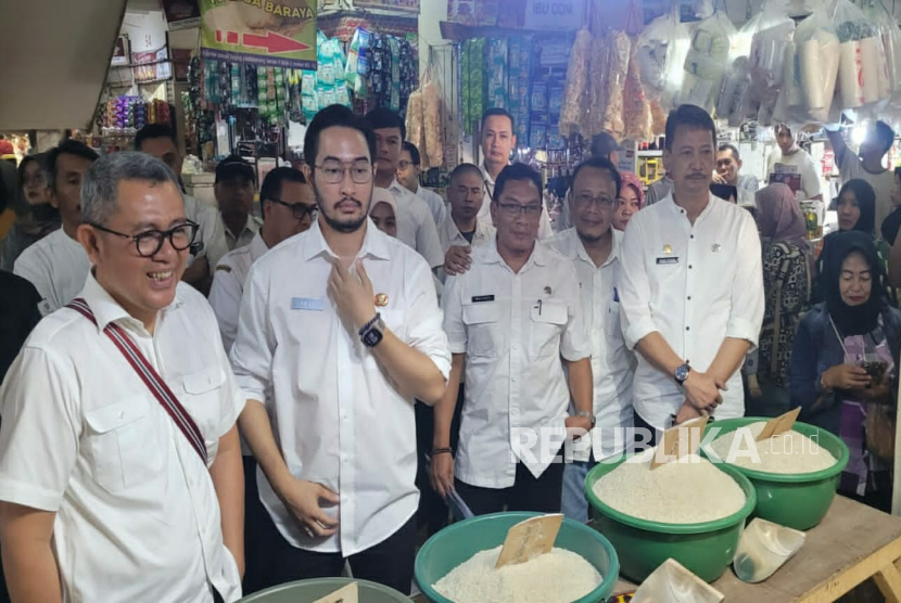 Bupati Bandung Barat Jeje Ritchie Ismail Didampingi Pejabat di Pemkab Bandung Barat Mengecek Harga dan Ketersediaan Komoditas Kebutuhan Masyarakat di Pasar Tagog Padalarang, Kabupaten Bandung Barat, Rabu (5/3/2025)