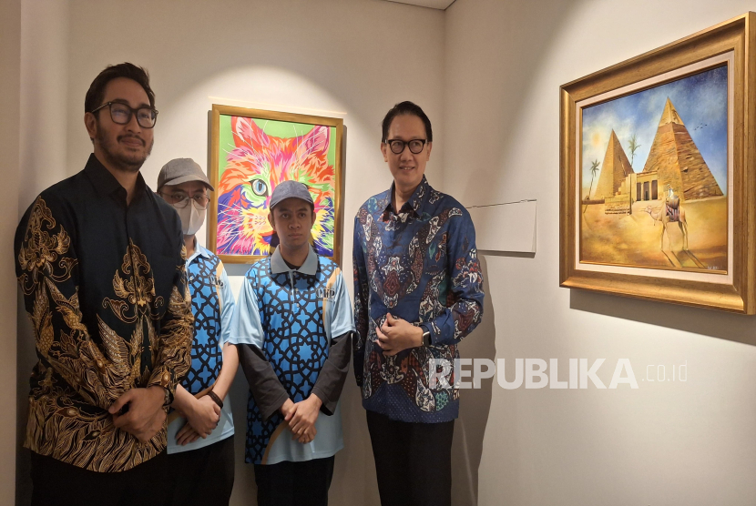 Bupati Bandung Barat Jeje Ritchie Ismail (kirim) Bersama Dua Pelukis Asal Brunei Darussalam, Awangku Mohammad Imaduddin Rhanan dan Awangku Mohammad Ilhamuddin Rahman (tengah) serta Wamenlu Arif Havas Oegroseno (kiri).