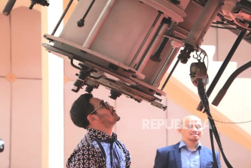 Bupati Bandung Barat Jeje Ritchie Ismail Mencoba Zeiss, Sebuah Teleskop Refraktor Tertua di Observatorium Bosscha, Lembang, KBB  yang masih Digunakan untuk Pengamatan Astronomi.