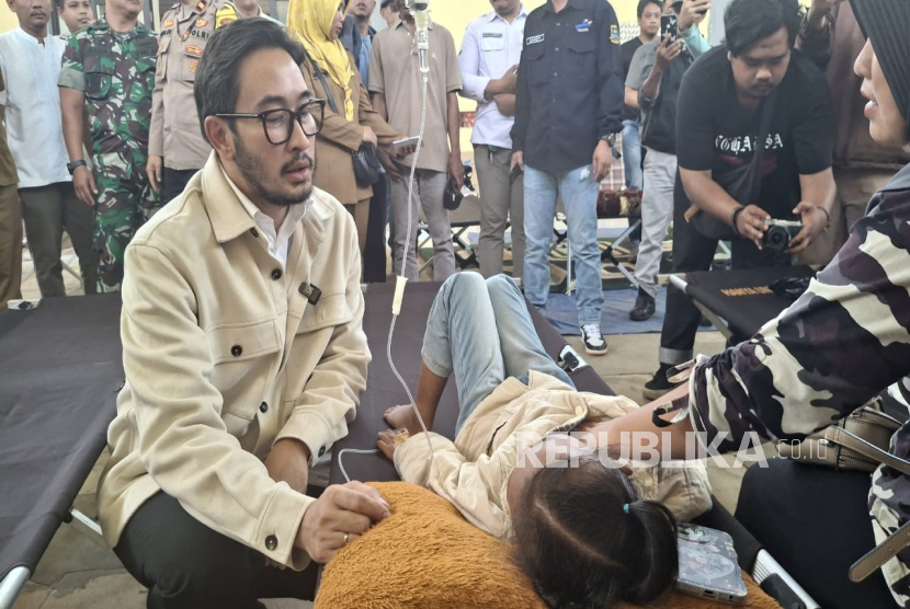 Bupati Bandung Barat Jeje Ritchie Ismail Mengecek Korban Keracunan Massal di Gor Kecamatan Cipongkor, Kabupaten Bandung Barat, Selasa (23/9/2025).