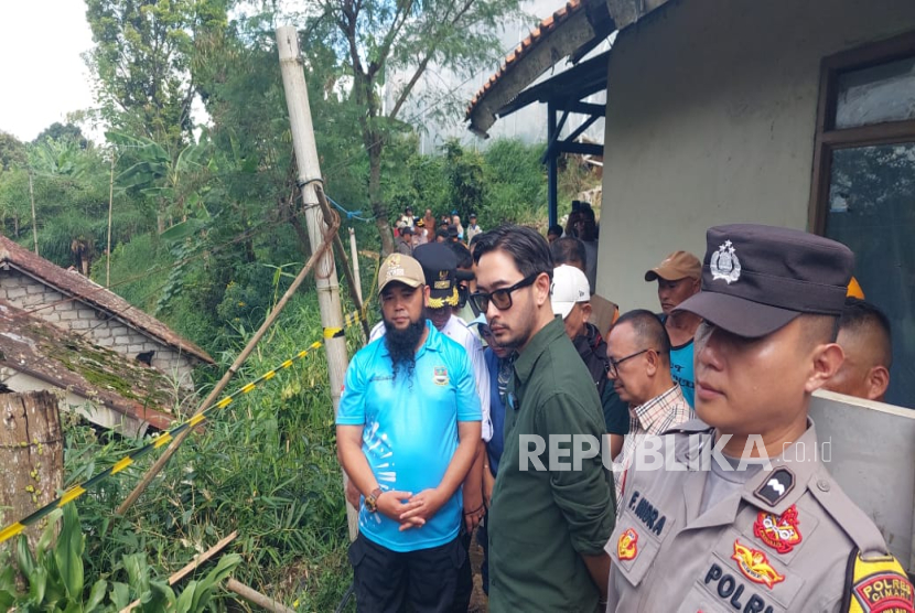 Bupati Bandung Barat, Jeje Ritchie Ismail Meninjau Longsor di Kampung Areng RT 01/11, Desa Wangunsari, Kecamatan Lembang, Sabtu (17/5)