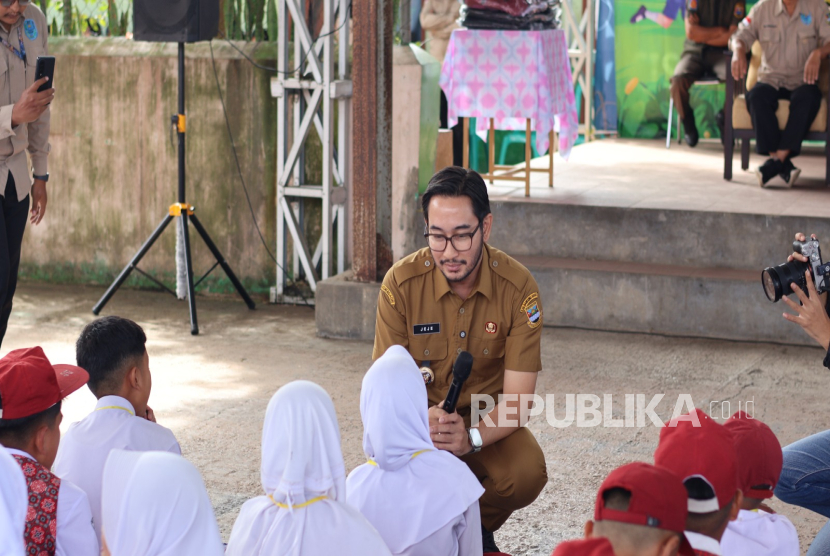 Bupati Bandung Barat, Jeje Ritchie Ismail Meninjau Pelaksanaan MPLS di SMPN 2 Padaladang dan SMPN 2 Cisarua