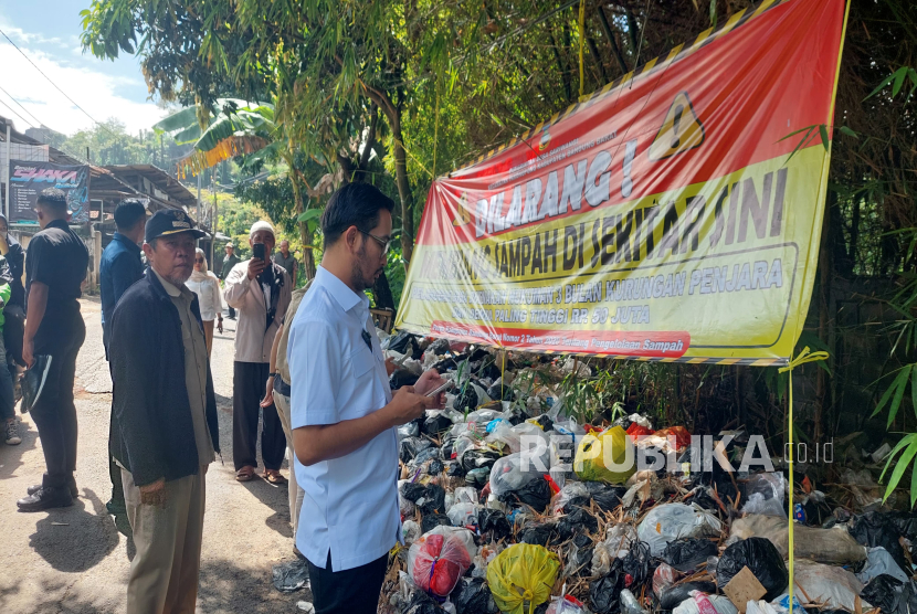 Bupati Bandung Barat, Jeje Ritchie Ismail Meninjau Tumpukan Sampah Liar di Tanjakan Endog, Desa Sariwangi, Kecamatan Parongpong, Kabupaten Bandung Barat.