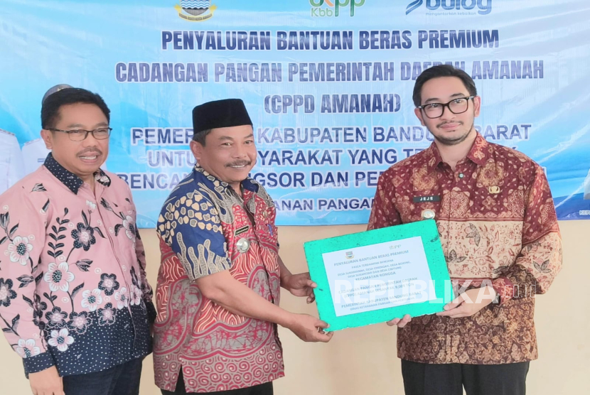Bupati Bandung Barat Jeje Ritchie Ismail (paling kanan) Bersama Kepala DKPP KBB Lukmanul Hakim (paling kiri) Secara Simbolis Memberikan Bantuan Beras Kepada Warganya.