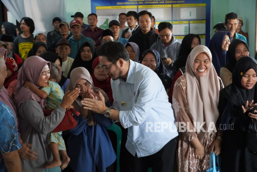 Bupati Bandung Barat Jeje Ritchie Ismail Saat Nenyalurkan Bantuan Pangan di Cipongkor, Kabupaten Bandung Barat. 
