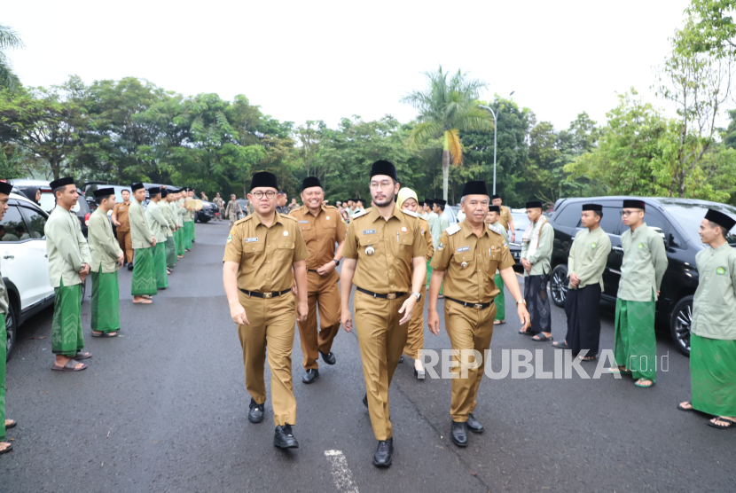 Bupati Bandung Barat, Jeje Ritchie Ismail (tengah) Bersama Wakil Bupati Bandung Barat, Asep Ismail (kiri) dan Sekretaris Daerah Bandung Barat Ade Zakir (kanan)