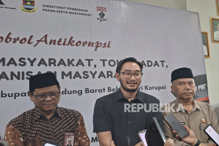 Bupati Bandung Barat Jeje Ritchie Ismail, (tengah) Bersama Wakil Bupati Bandung Barat Asep Ismail (kanan) dan Deputi Bidang Pendidikan dan Peran Serta Masyarakat pada KPK, Wawan Wardiana (kiri).