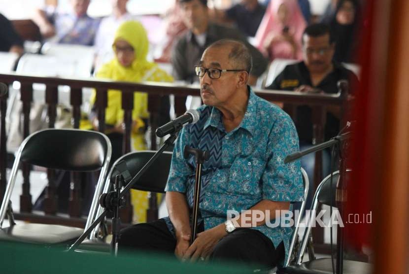 [ilustrasi] Bupati Bandung Barat nonaktif Abubakar duduk di depan para hakim pada sidang di Pengadilan Tipikor Bandung, Jalan LRE Martadinata, Kota Bandung, Senin (27/8).