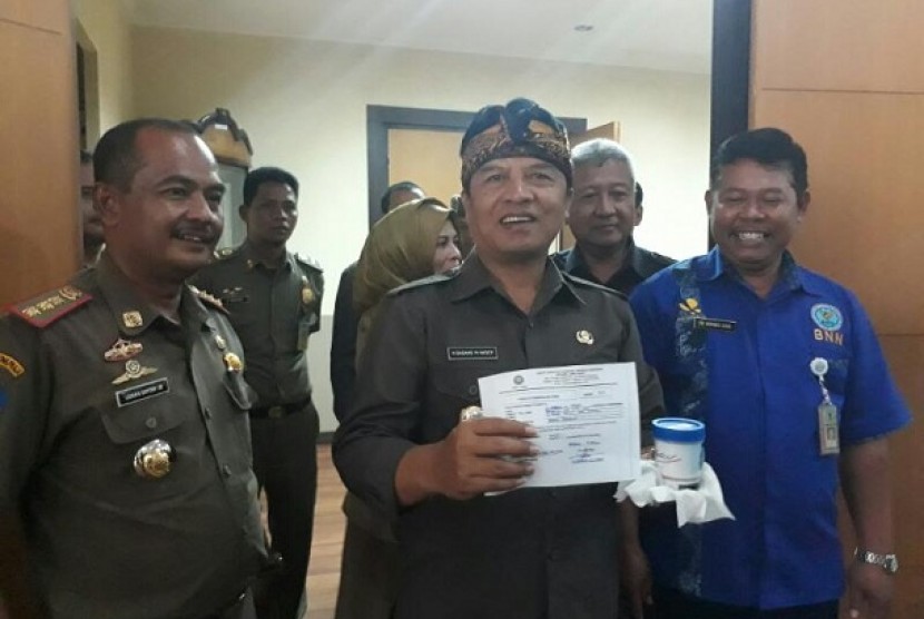  Bupati Bandung Dadang M Naser mengikuti tes urine yang diselenggarakan Badan Narkotika Nasional (BNN) Provinsi Jawa Barat dalam rangka pencegahan peredaran dan penggunaan narkoba di Kabupaten Bandung, Selasa (18/4).