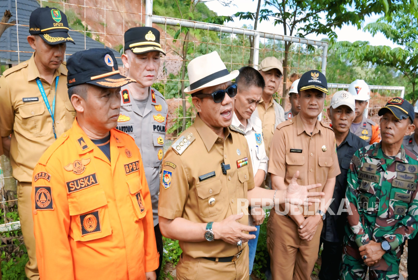 Bupati Bandung Dadang Supriatna bergerak cepat meninjau lokasi longsor di Desa Kendan, Kecamatan Nagreg. Kantor Desa Kendan ambruk akibat tertimpa material longsor. 