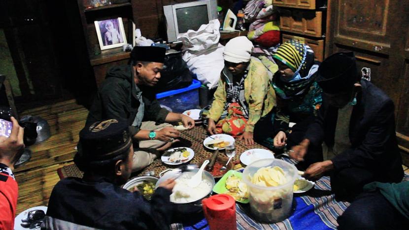 Bupati Bandung Dadang Supriatna (berpeci mengenakan jam) mendatangi warga miskin di wilayahnya untuk sahur bersama, Selasa (27/4)