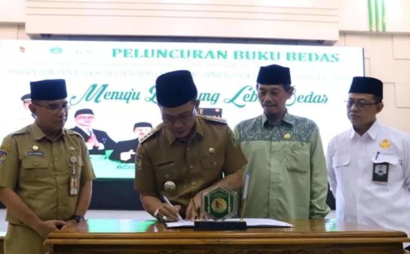 Bupati Bandung Dadang Supriatna bersama Ikatan Penyuluh Agama RI (IPARI) Kabupaten Bandung melaksanakan launching Buku Bedas di Gedung Mohamad Toha Komplek Pemkab Bandung, Soreang, Senin (24/6/2024).