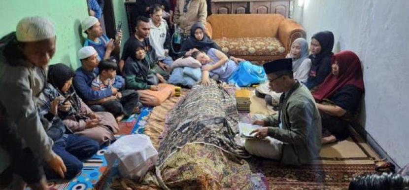 Bupati Bandung Dadang Supriatna bertakziyah ke salah satu korban meninggal dunia akibat insiden tabrakan Kereta Api Turangga rute Surabaya-Bandung.