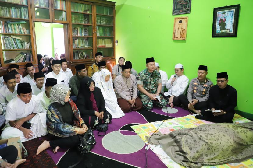 Bupati Bandung Dadang Supriatna bertakziyah sekaligus menghadiri prosesi pemakaman Ketua Pengurus Cabang Nahdlatul Ulama (PCNU) Kabupaten Bandung, Dr KH Asep Jamaludin, di rumah duka di Pondok Pesantren Al Husaeni, Ciparay, Jumat (24/11/2023).