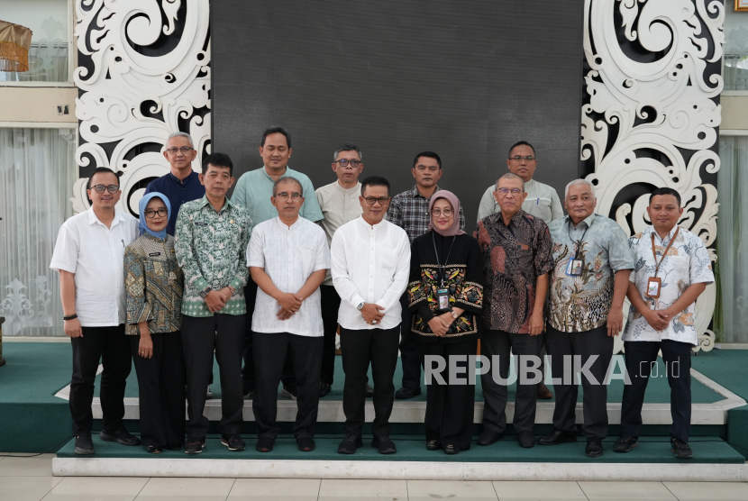 Bupati Bandung, Dadang Supriatna dalam agenda silaturahim dan audiensi bersama PT Kopjasa Keahlian Teknosa (KKT) terkait pengajuan Persetujuan Kesesuaian Kegiatan Pemanfaatan Ruang (PKKPR) di Rumah Dinas Bupati, Jumat (21/11/2025).