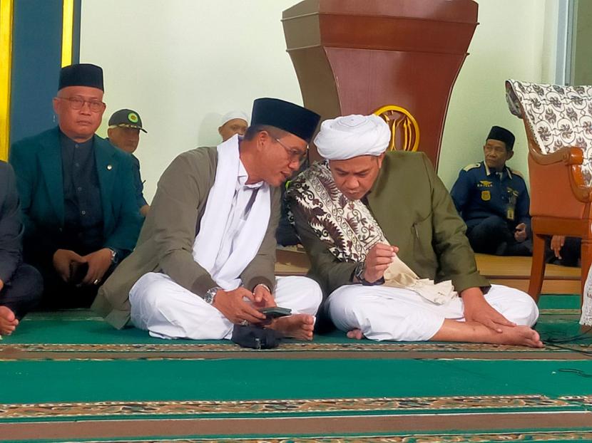 Bupati Bandung Dadang Supriatna dalam kegiatan itikaf malam ke-21 di Masjid Al Fathu, Kompleks Pemkab Bandung, Ahad (31/3/2024).