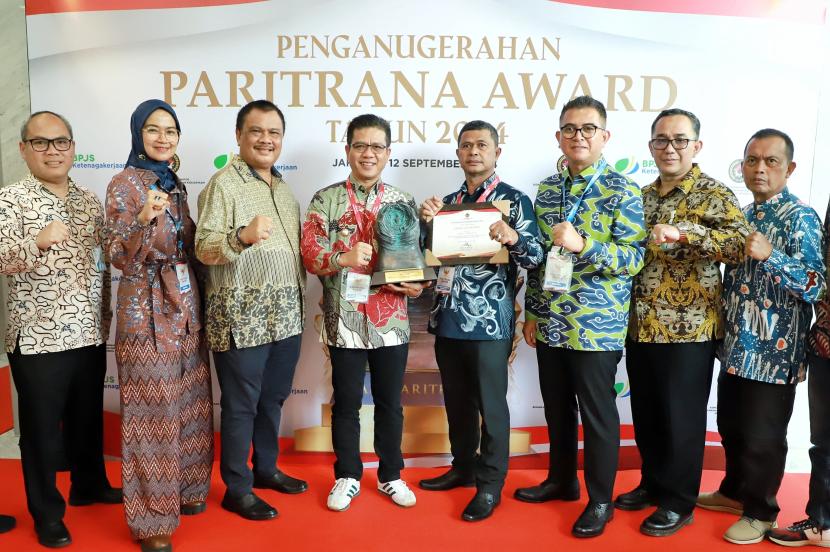 Bupati Bandung, Dadang Supriatna kembali menerima penghargaan bergengsi Anugerah Paritrana Award 2024 dari Presiden Republik Indonesia, Joko Widodo, di Ballroom Plaza BPJS Jln H Rasuna Said, Jakarta Selatan, Kamis (12/9/2024).