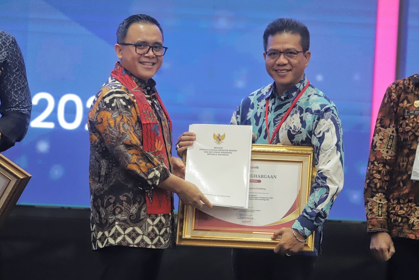 Bupati Bandung, Dadang Supriatna kembali meraih penghargaan sebagai Bupati yang memiliki Komitmen Instansi Pemerintah Kabupaten Dalam Rangka Optimalisasi Pemenuhan Kebutuhan ASN Tahun 2024 sesuai dengan prioritas nasional.