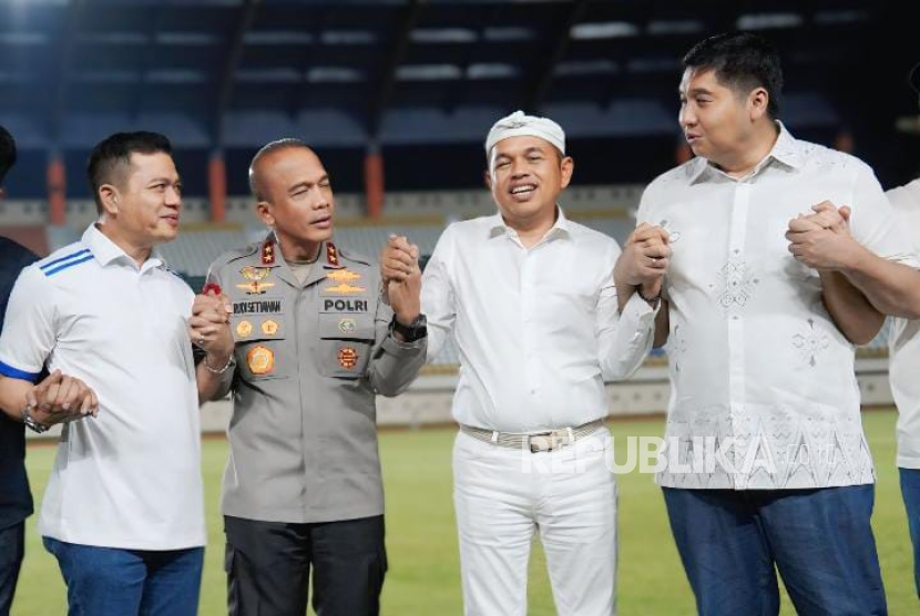 Bupati Bandung Dadang Supriatna Ketika mendampingi Gubernur Jawa Barat Dedi Mulyadi dan Maruarar Sirait selaku Ketua Steering Committee (SC) Piala Presiden 2025 beserta jajaran perwakilan PSSI, juga Kapolda Jawa Barat Irjen Pol Rudi Setiawan meninjau langsung kesiapan Stadion Si Jalak Harupat sebagai venue utama Piala Presiden 2025.