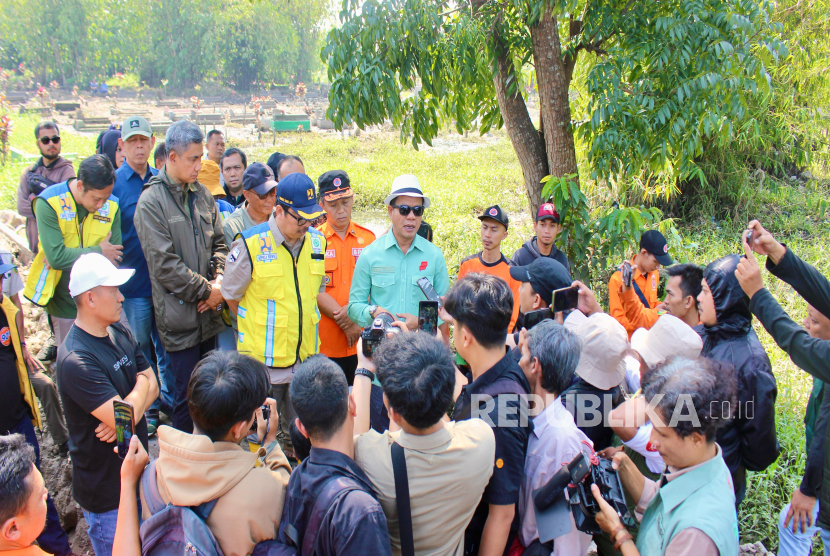 Bupati Bandung Dadang Supriatna langsung menepati janjinya pasca retreat Magelang untuk meninjau lokasi tanggul jebol di Kampung Cipurut RT 01/04, Desa Bojongsoang, 